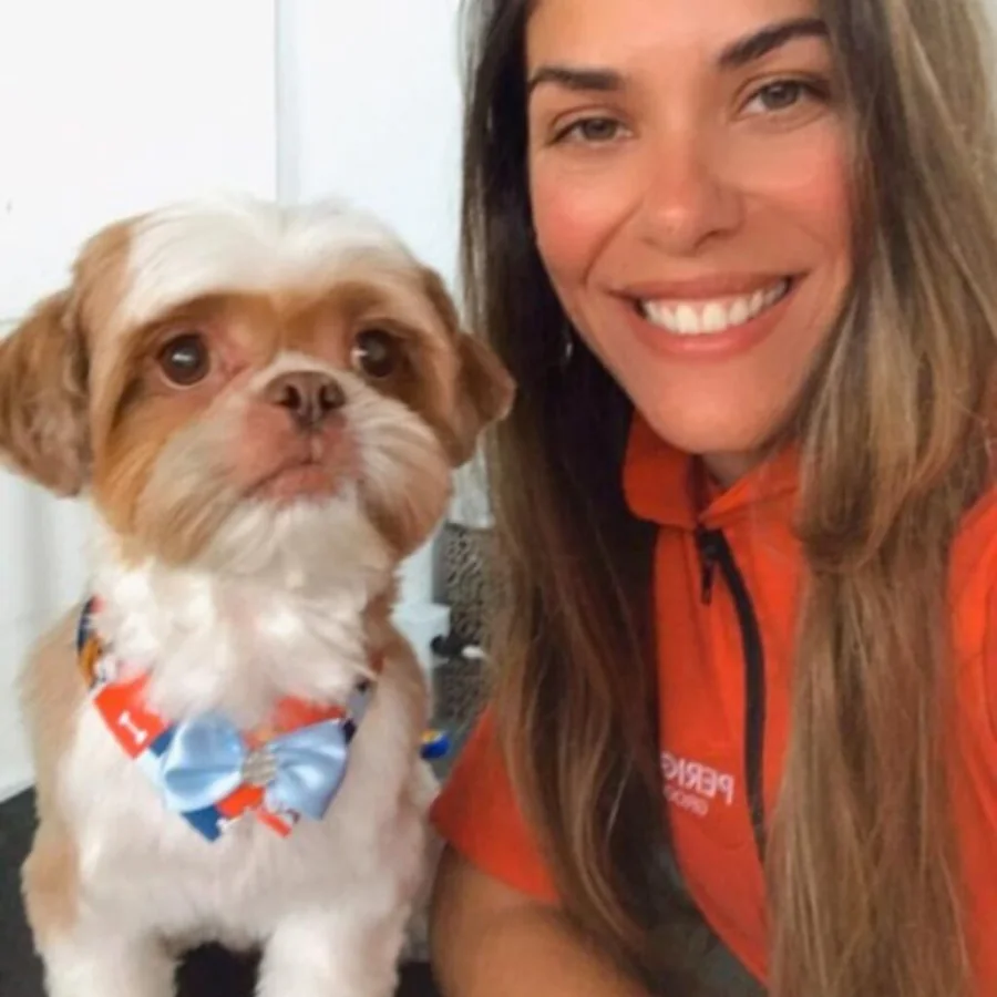 Isis, responsável pela FitDog, ao lado de um cão